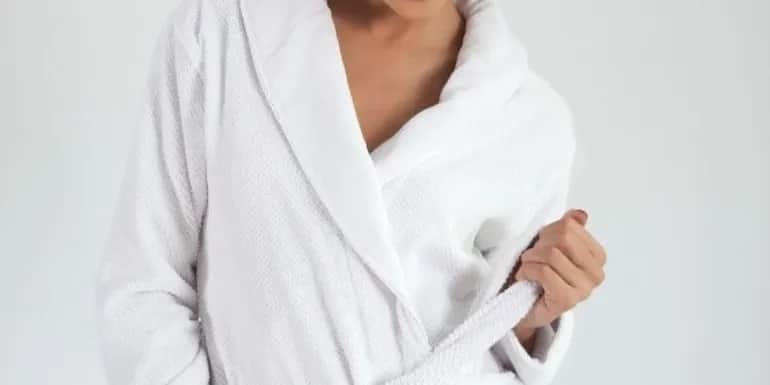 Dlaczego biały szlafrok damski to must-have w każdej garderobie?