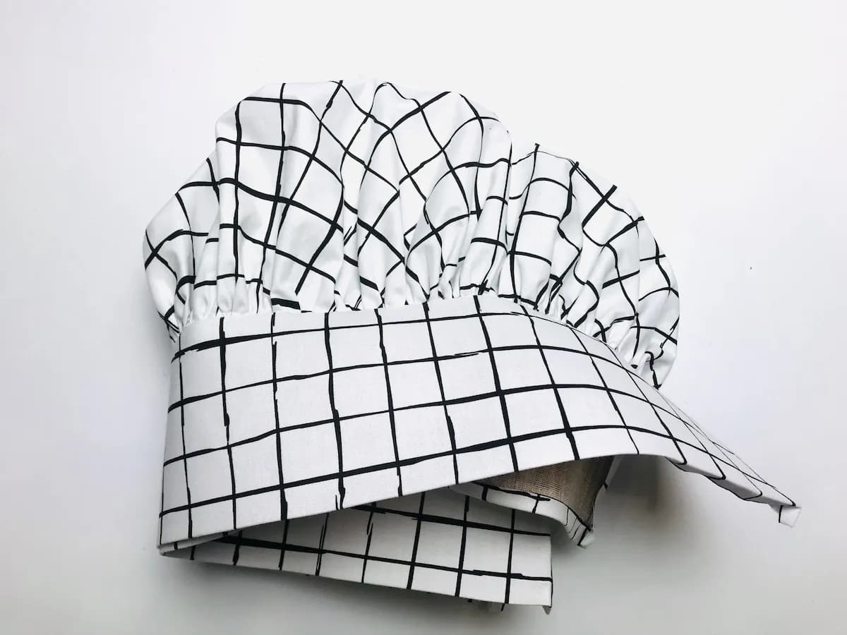 Jak zrobić czapkę kucharską w domu? Praktyczny poradnik DIY