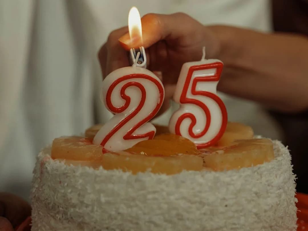 Prezent na 25 urodziny dla niej - jaki wybrać, by ją zaskoczyć i ucieszyć?