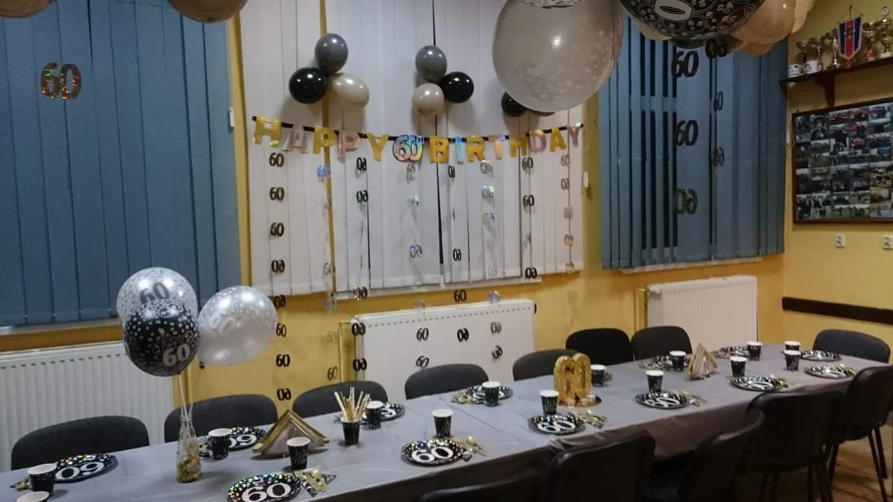 Jak udekorować stół na 60 urodziny: najlepsze pomysły na wyjątkową aranżację