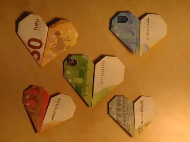 Serduszka z banknotów w prostej kopercie z kółek