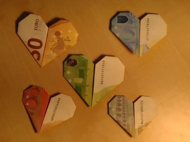 Serduszka z banknotów w prostej kopercie z kółek