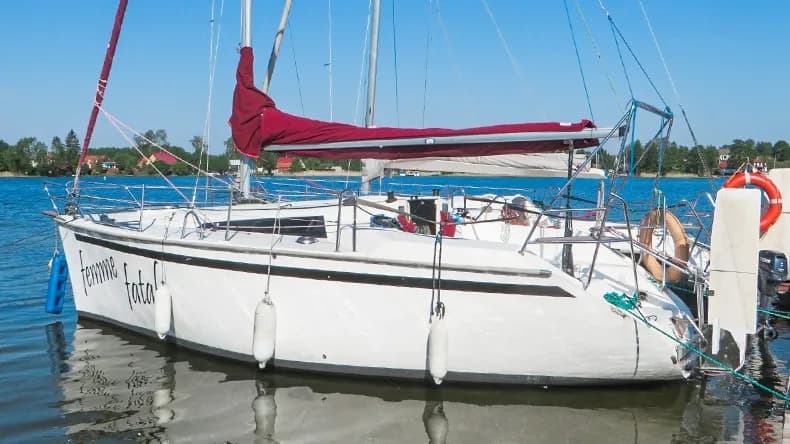 Jacht żaglowy 8 osobowy: komfort i przygoda na wodzie