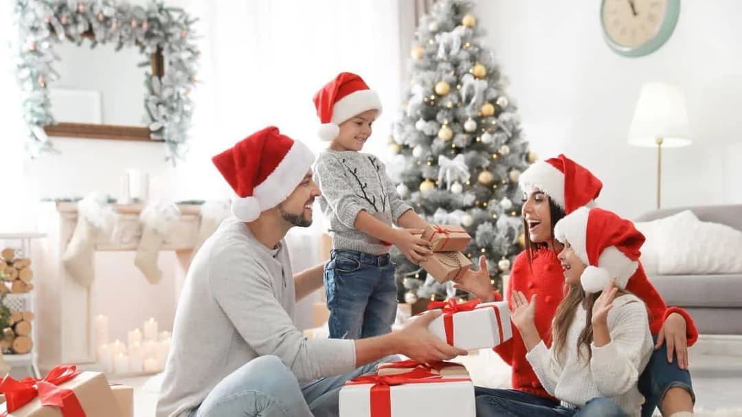 Kto przynosi prezenty pod choinkę w Polsce? Odkryj regionalne tradycje