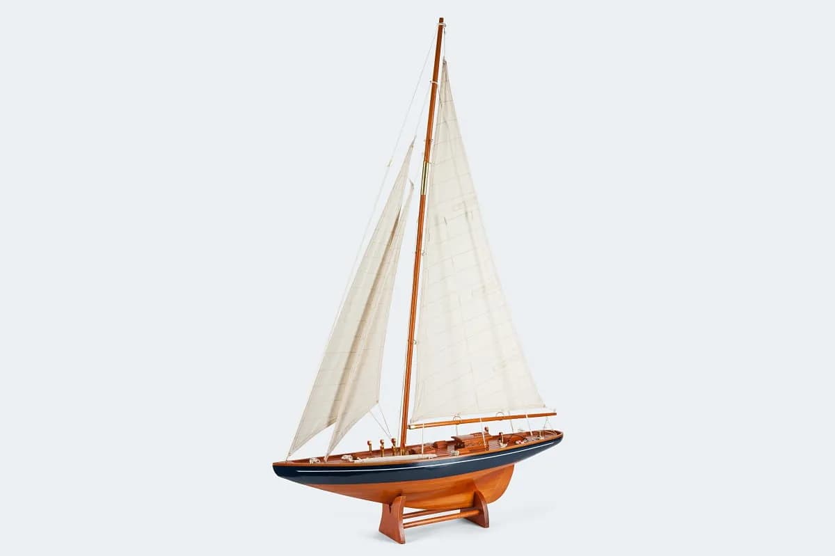 Model jachtu żaglowego - najważniejsze cechy i klasyfikacje 2025